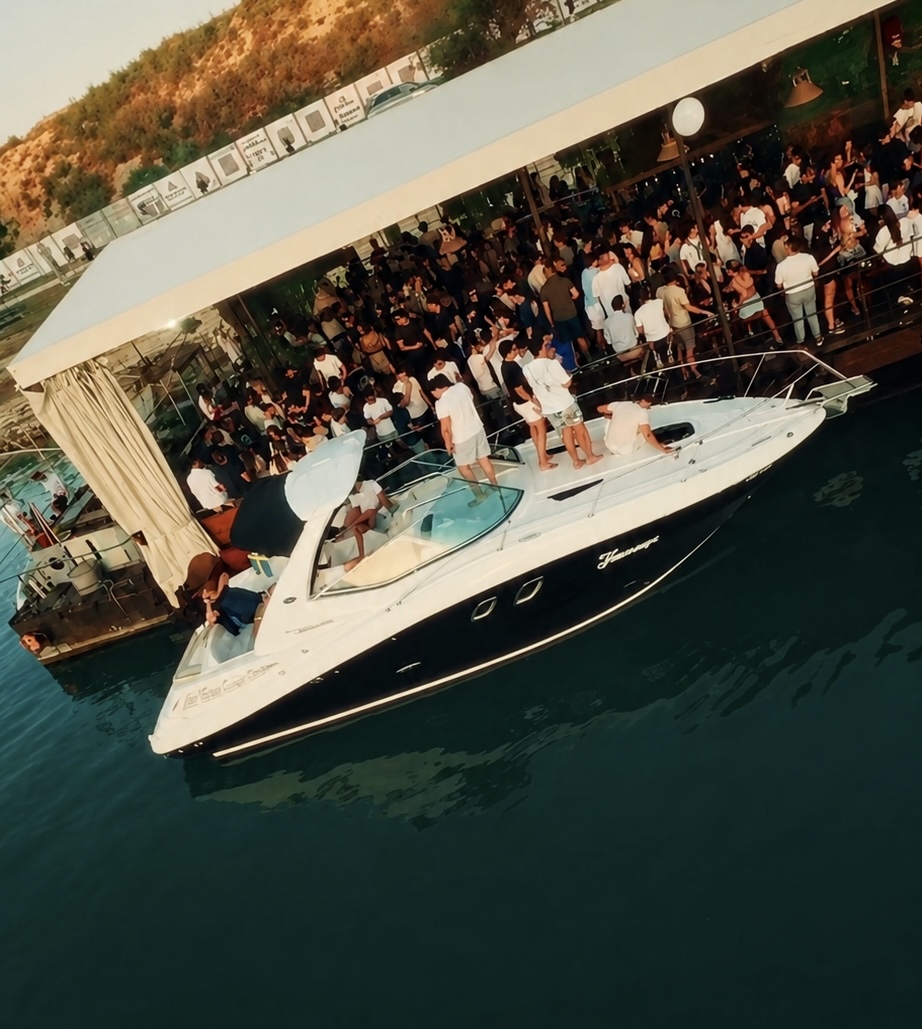 Matinée with a Yacht